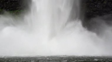 Statik yakın çekim bir şelalenin tabanı Silver Falls State Park, Oregon su bir vücut içine çökmesini görüntüleme vurdu.