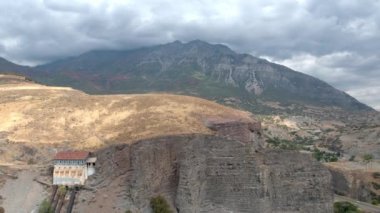 Timpanogos dağ ve tulumba provokatör Kanyon ağzında ile ilgilenen hillside uzak uçan havadan görünümü.