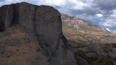 Kurak bir mevsimde güneşli bir günde dağların havadan görünümü.