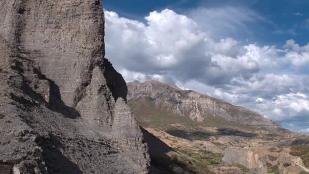 Flyger Mot Rocky Cliff Ansikte Ser Mot Himlen Avslöjar Berget — Stockvideo
