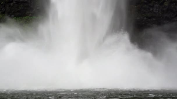 Vista Estática Cerca Base Una Cascada Estrellándose Contra Cuerpo Agua — Vídeos de Stock