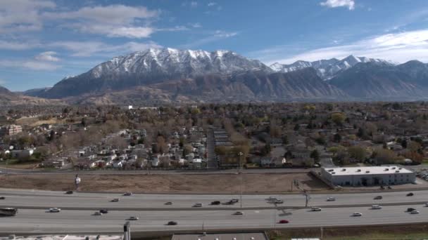 Panning Vista Aérea Com Cidade Visualização Tráfego Neve Coberto Topo — Vídeo de Stock