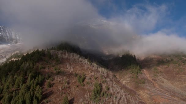 Antenowe Panoramowanie Widoku Niskich Chmur Szczycie Wzgórza Odsłaniając Śnieg Ograniczona — Wideo stockowe