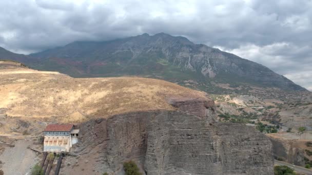 鸟从山坡上飞走 在普罗沃峡谷口观看廷帕诺戈斯山和泵房 — 图库视频影像