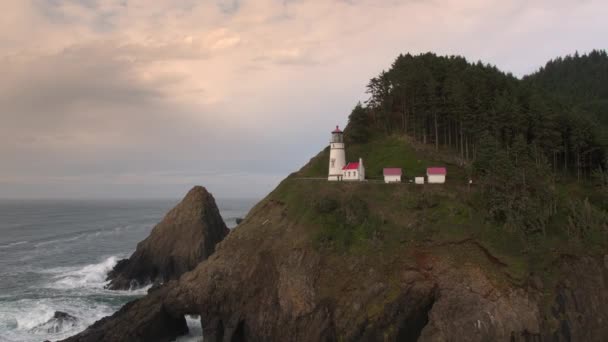Oregon Gün Batımı Sırasında Heceta Head Lighthouse Okyanusun Kayalıkların Havadan — Stok video