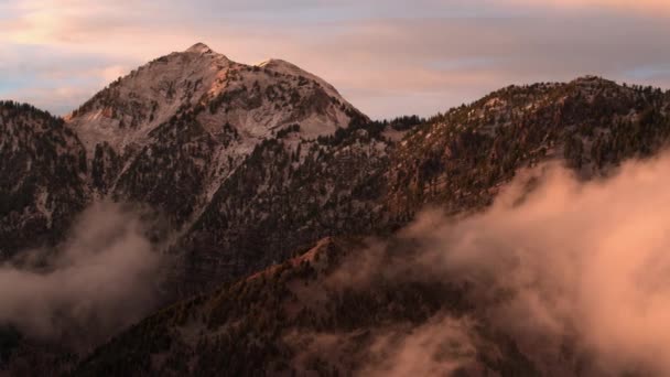 Vista Aerea Basse Nuvole Sotto Cime Delle Montagne Tramonto Nello — Video Stock