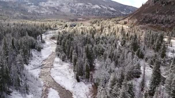 Havadan Görünümü Nehir Üzerinde Uçan Kar Kaplı Manzara Boyunca Akan — Stok video