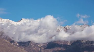 Zaman atlamalı in karlı dağ tepe tarafından bulutlar kenara Timpanogos Utah olarak