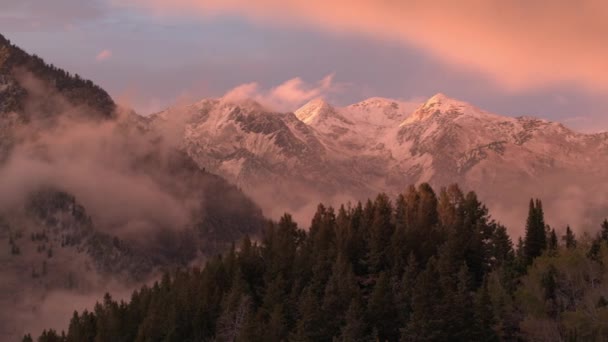 Vista Aérea Volando Hacia Montañas Cubiertas Nieve Atardecer Sobre Bosques — Vídeos de Stock