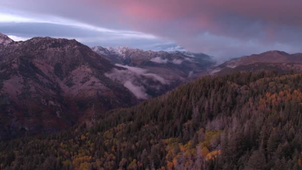 Gün Batımında Sonbaharda Renkli Bir Utah Dağ Manzarası Havadan Kaydırma — Stok video