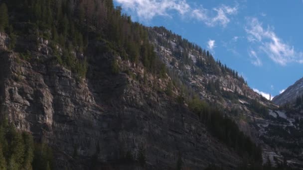 Vista Aérea Una Hermosa Ladera Montaña Acantilados Nevados Utah Cielos — Vídeo de stock