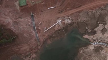 Circa Kasım, 2016 - Tibble Çatal, Utah: Baraj üzerinde çalışan göldeki inşaat şantiyesinin üzerinde uçan havadan görünüm.