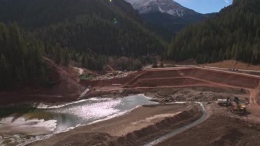 Circa Kasım, 2016 - Tibble Çatal, Utah: Baraj üzerinde çalışan göldeki inşaat şantiyesinin üzerinde uçan havadan görünüm.