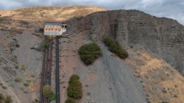 Mount Timpanogos üst reveling hidroelektrik santral pompa evi ile tepe ye doğru uçan.