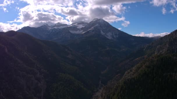 Vista Aérea Movendo Sobre Camadas Montanha Direção Pico Coberto Neve — Vídeo de Stock