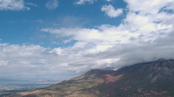 360 Graus Vista Aérea Topos Montanha Nuvens Lago Cidade Floresta — Vídeo de Stock