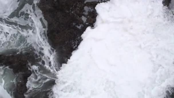 水被吸进托尔井的鸟瞰图 沿着俄勒冈州海岸被推回 — 图库视频影像