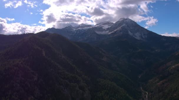 Luftbild Das Sich Langsam Von Einem Schneebedeckten Gipfel Entfernt Und — Stockvideo