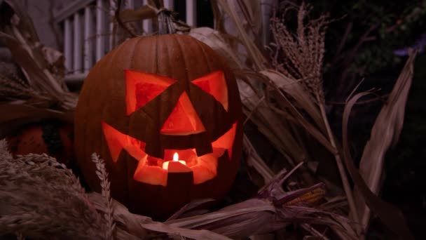 Jack Lantern Con Vela Parpadeando Porche Por Noche Durante Halloween — Vídeos de Stock