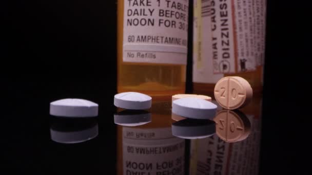 Blick Auf Verschreibungspflichtige Pillen Neben Flaschen Auf Der Tischplatte Die — Stockvideo