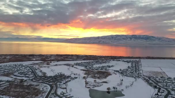 Vista Aérea Volando Sobre Paisaje Urbano Cubierto Nieve Durante Colorido — Vídeos de Stock