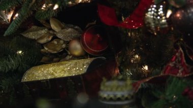 Noel ağacı süslemeleri kaplı ayrıntıları ile yakın kaydırma kadar görüntülendi.