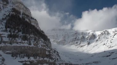 Bulutlar ek yükü darbe dağlar kar yükselen görünümünü kaplı.