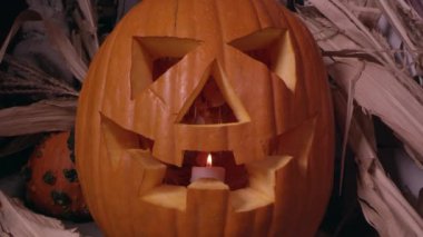 Jack o'lantern içe mum yanar görmek için kabak içinde yakınlaştırma görünümü.