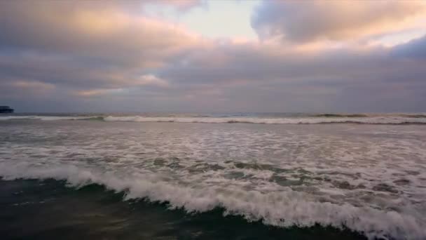 Sakta Fying Över Vågor Rullande Upp Stranden — Stockvideo