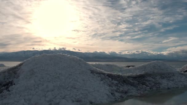Voando Baixo Passado Pilhas Gelo Borda Lago Noite — Vídeo de Stock