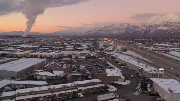 Flygbild Trafiken Solnedgången Över Industri Området Utah Vintern Flyger Längs — Stockvideo