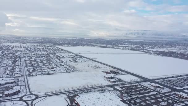 Εναέρια Άποψη Πετώντας Πάνω Από Χιόνι Που Καλύπτει Κοιλάδα Θέασης — Αρχείο Βίντεο