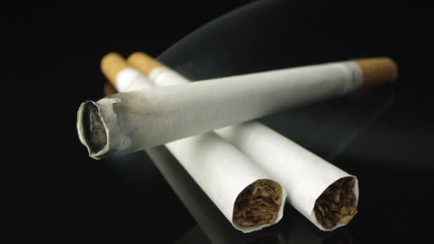 Vista Cigarro Aceso Tampo Mesa Preta Enquanto Fumaça Move Pelo — Vídeo de Stock