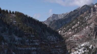 Fırçaya çarpan drone'dan karla kaplı dağ tarafının havadan görünümü.