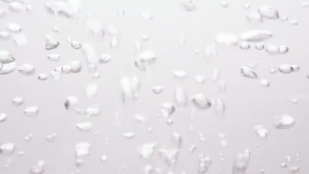 水被倒进玻璃中 气泡形成和上升的水下视图 — 图库视频影像