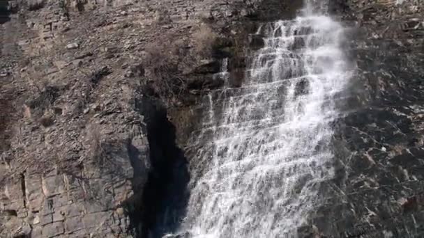 Pohled Vodopád Který Teče Skalnatým Terénem — Stock video