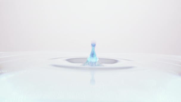 Tropfen Blauen Wassers Auf Klarer Oberfläche Während Plätschert Und Verblasst — Stockvideo