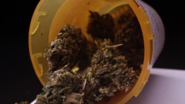 Vista Dall Interno Bottiglia Prescrizione Marijuana Medica Visualizzazione Versata Carta — Video Stock