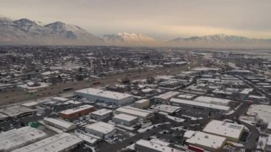 Kış aylarında gün batımında trafik ile ı-15 otoyol havadan görünümü Utah Ilçe genelinde inversiyon görüntüleme.