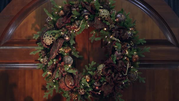 Στατική Όψη Του Χριστουγεννιάτικου Στεφάνιου Στο Μπροστινό Μέρος Μιας Ξύλινων — Αρχείο Βίντεο