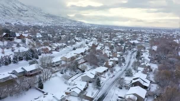 Flygfoto Som Flyger Över Snötäckta Stadsdelen Vintertid Efter Nyfallen Snö — Stockvideo