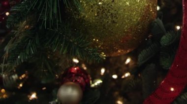Yakından ayrıntıları görüntüleme süslemeleri kaplı noel ağacının Panning görünümü.