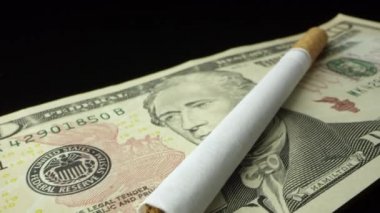 Siyah masa üstü on dolar üstüne sigara üzerinde kaydırma
