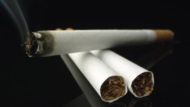 Vista Perto Fumaça Saindo Cigarro Aceso Topo Mesa Preta — Vídeo de Stock