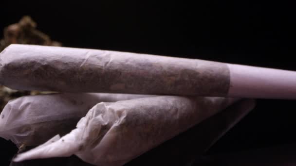 Nahaufnahme Von Marihuana Joint Auf Schwarzer Oberfläche Gerollt — Stockvideo
