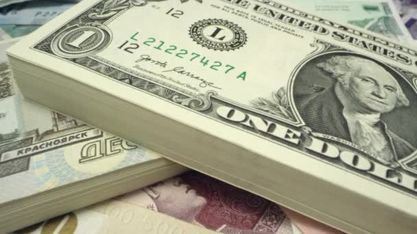 Schwenken Über Dollar Usd Schein Auf Russische Rubel Auf Stapel — Stockvideo