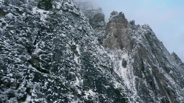 Aerial View Jagged Mountains Covered Snow Passing Close Edge Cliffs — Stock Video