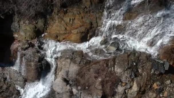 Luftaufnahme Des Wasserfalls Der Ihm Folgt Während Die Felsen Hinunterfließt — Stockvideo