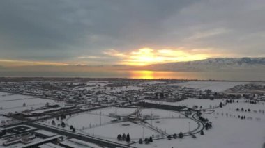 Kış aylarında Utah County gün batımı kar kaplı beyzbol parkı havadan görünümü.