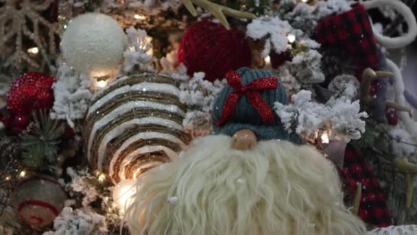 大きな白いひげを持つ人形のようなサンタで飾られたクリスマスツリーをパンダウン — ストック動画